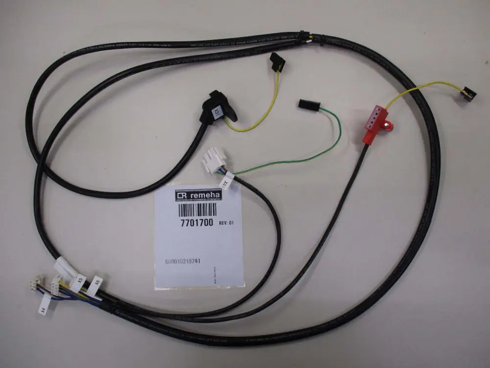 Kabel von Remeha mit mehreren Anschlüssen und einem Stecker. Die Kabel sind schwarz und mit unterschiedlichen farbigen Leitungen versehen. Etikett mit der Nummer 7701700 sichtbar.